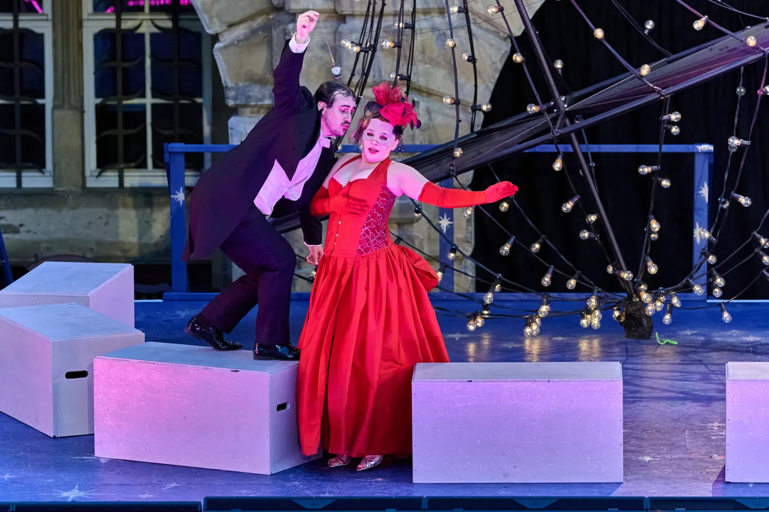 Florentine Schumacher im roten Kleid mit Maske in „Die Fledermaus“