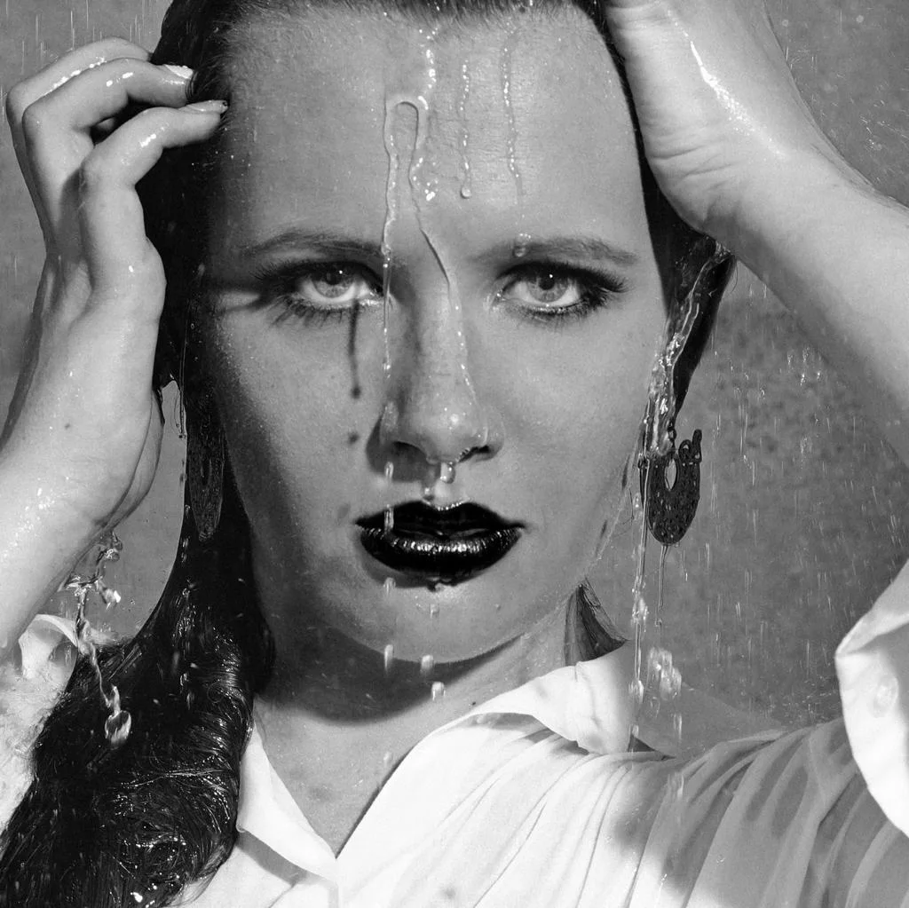 Florentine Schumacher, Schwarz-Weiß-Porträt mit Wasser und weißer Bluse