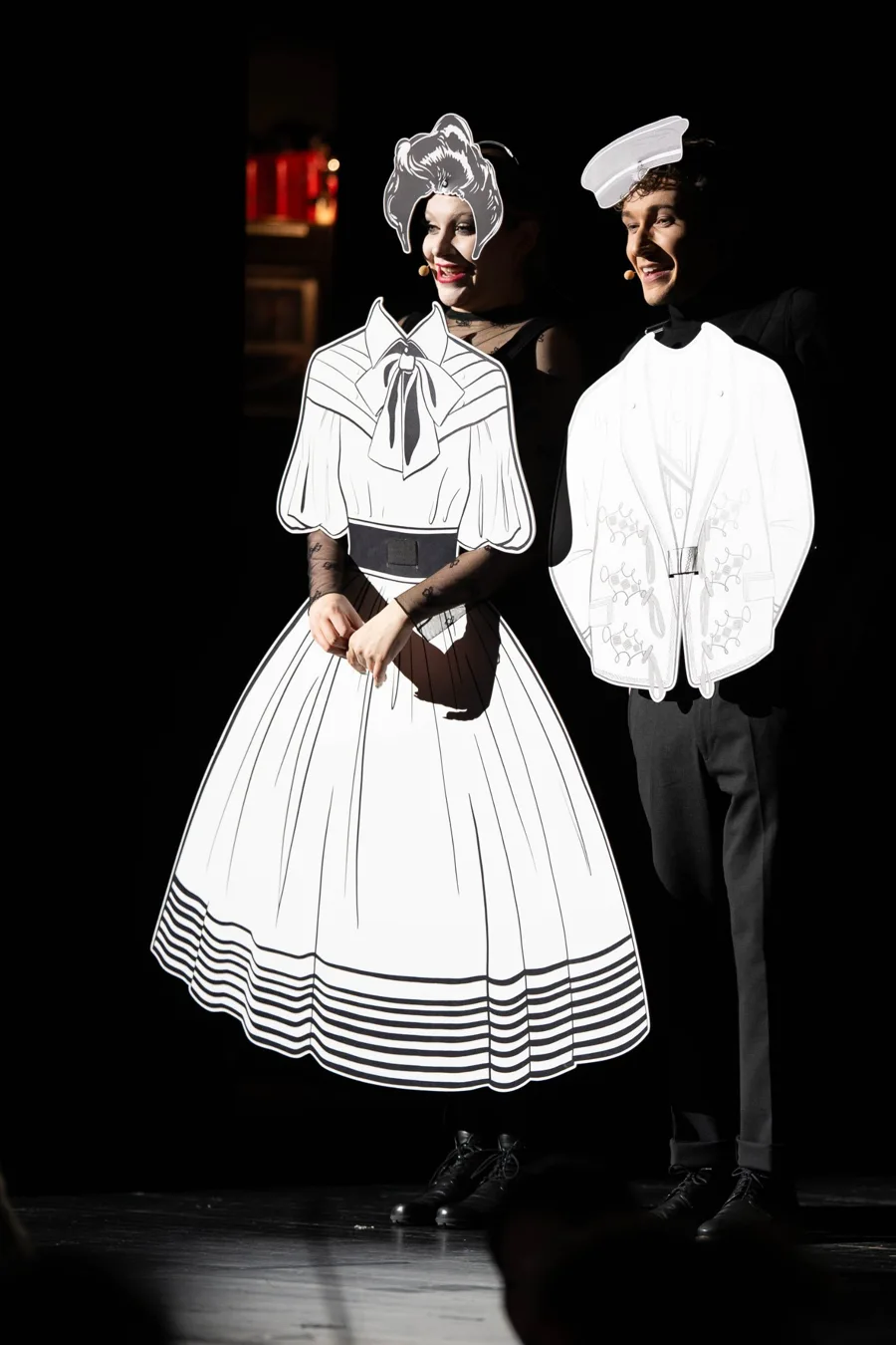 Florentine Schumacher in „Münchner Leben“ auf der Bühne, im Kostüm aus gezeichnetem Papierkleid